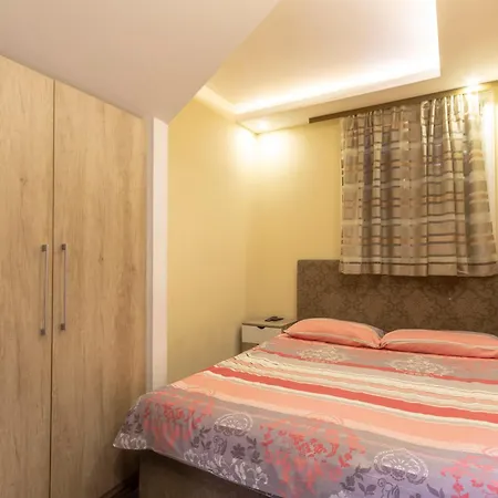 Madison - Square Sava Oda ve Kahvaltı 3*